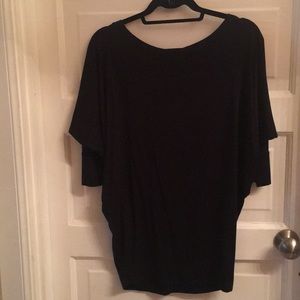 Black loose three-quarter sleeve shirt